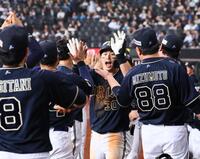 　８回、逆転満塁本塁打を放ち、ナインに迎えられる広岡（中央）＝撮影・中島達哉