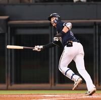 　８回、逆転満塁本塁打を放つ広岡（撮影・中島達哉）