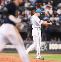 　８回、広岡（左）に逆転満塁本塁打を浴びる斎藤（撮影・中島達哉）