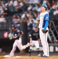 　９回、頓宮（左）にソロを浴びる柳川（撮影・中島達哉）