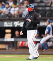 　８回、河野の交代を告げにマウンドに向かう新庄監督（撮影・中島達哉）