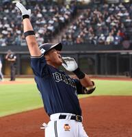 　９回、ソロを放ち、スタンドに向かってポーズを決める頓宮（撮影・中島達哉）