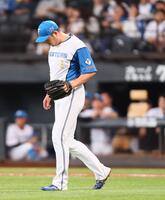 　８回、広岡に逆転満塁本塁打を浴びた斎藤（撮影・中島達哉）