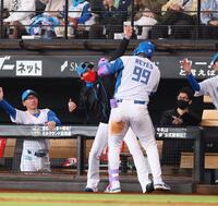 　７回、勝ち越し２ランを放ったレイエス（９９）とポーズを決める新庄監督（中央左）＝撮影・中島達哉