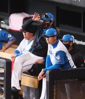 　５回、戦況を見つめる新庄監督（中央）＝撮影・中島達哉