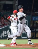 　７回、遊ゴロに倒れるリチャード（撮影・市尻達拡）