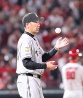 　８回、投手交代を告げ、マウンドに向かう阿部監督（撮影・市尻達拡）