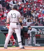 　４回、キャベッジが見逃し三振に倒れると、ベンチ裏に下がる阿部監督（撮影・市尻達拡）