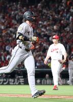 　６回、大瀬良の前に中飛に倒れるキャベッジ（撮影・市尻達拡）