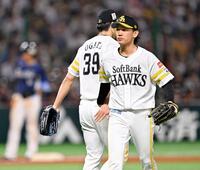 　５回、ピンチを招き降板する大津（右）