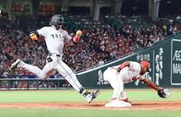 　９回、遊ゴロ併殺打に倒れるキャベッジ（撮影・市尻達拡）