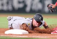 　９回、右手から帰塁するリチャード（撮影・市尻達拡）