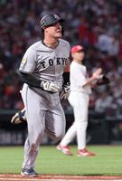 　５回、大瀬良の前に、遊ゴロに倒れるリチャード（撮影・市尻達拡）