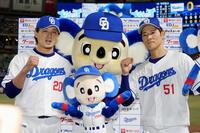 　ヤクルトに勝利し、お立ち台でポーズをとる涌井（左）と上林