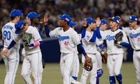 　ヤクルトに連勝し、タッチを交わすブライト（42）ら中日ナイン