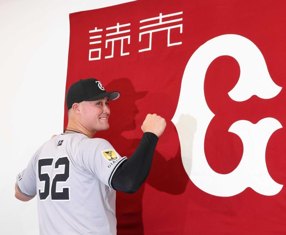 　入団会見し、ポーズを取るリチャード（撮影・市尻達拡）