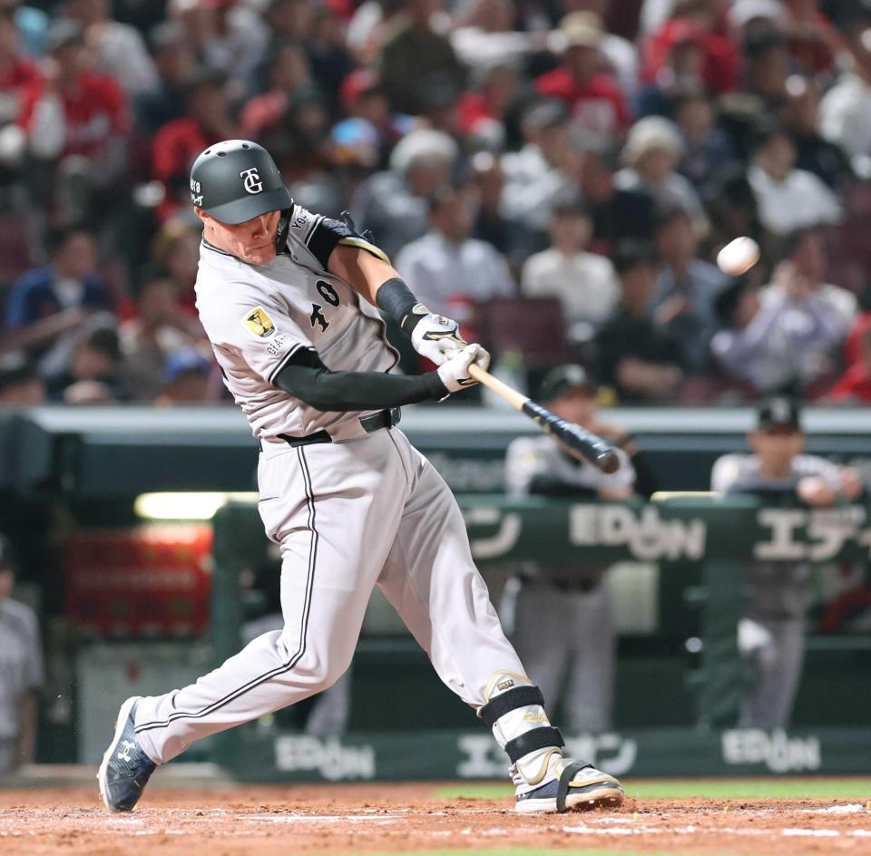 　５回、左中間席へソロを放つリチャード（撮影・市尻達拡）