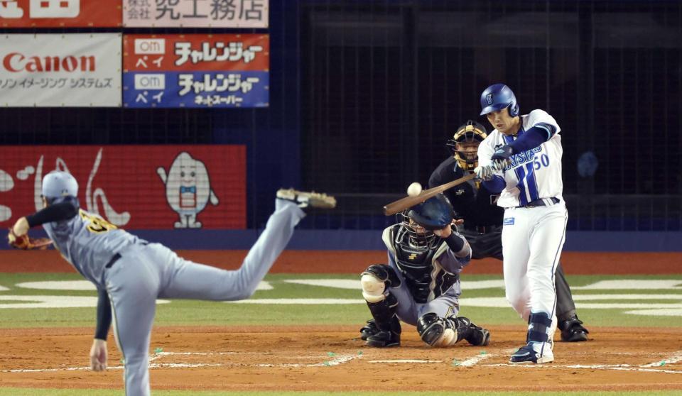 　７回、左越え二塁打を放つ山本（撮影・金田祐二）