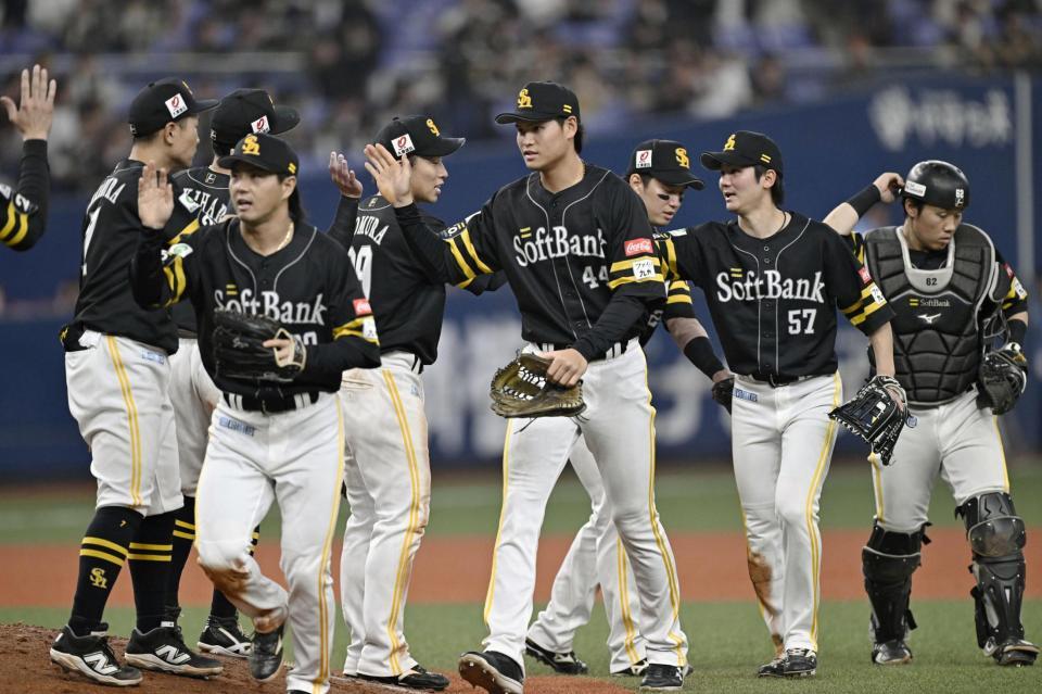 　西武に勝利し、タッチを交わすソフトバンクナイン
