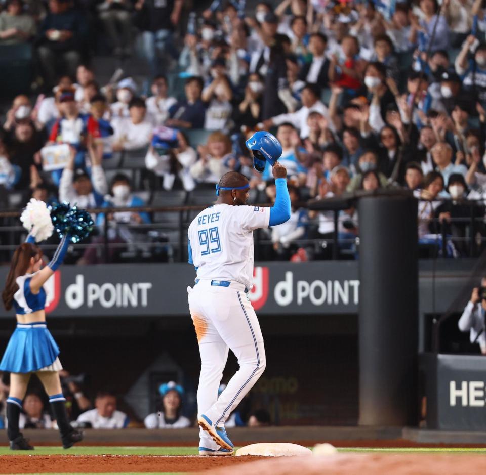 　５回、同点打を放ち、スタンドのファンの歓声に応えるレイエス（撮影・中島達哉）