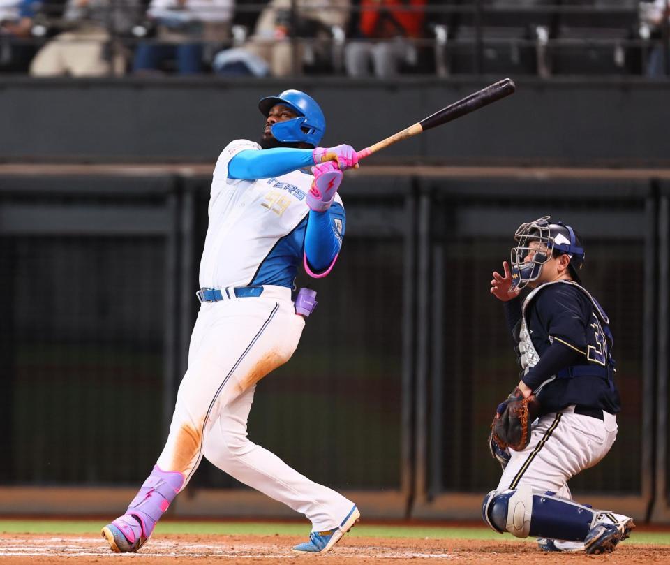 　７回、勝ち越し２ランを放つレイエス（撮影・中島達哉）