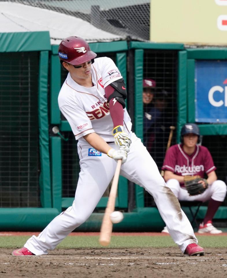 　５回、浅村が右前にこの試合３安打目となる適時打を放つ