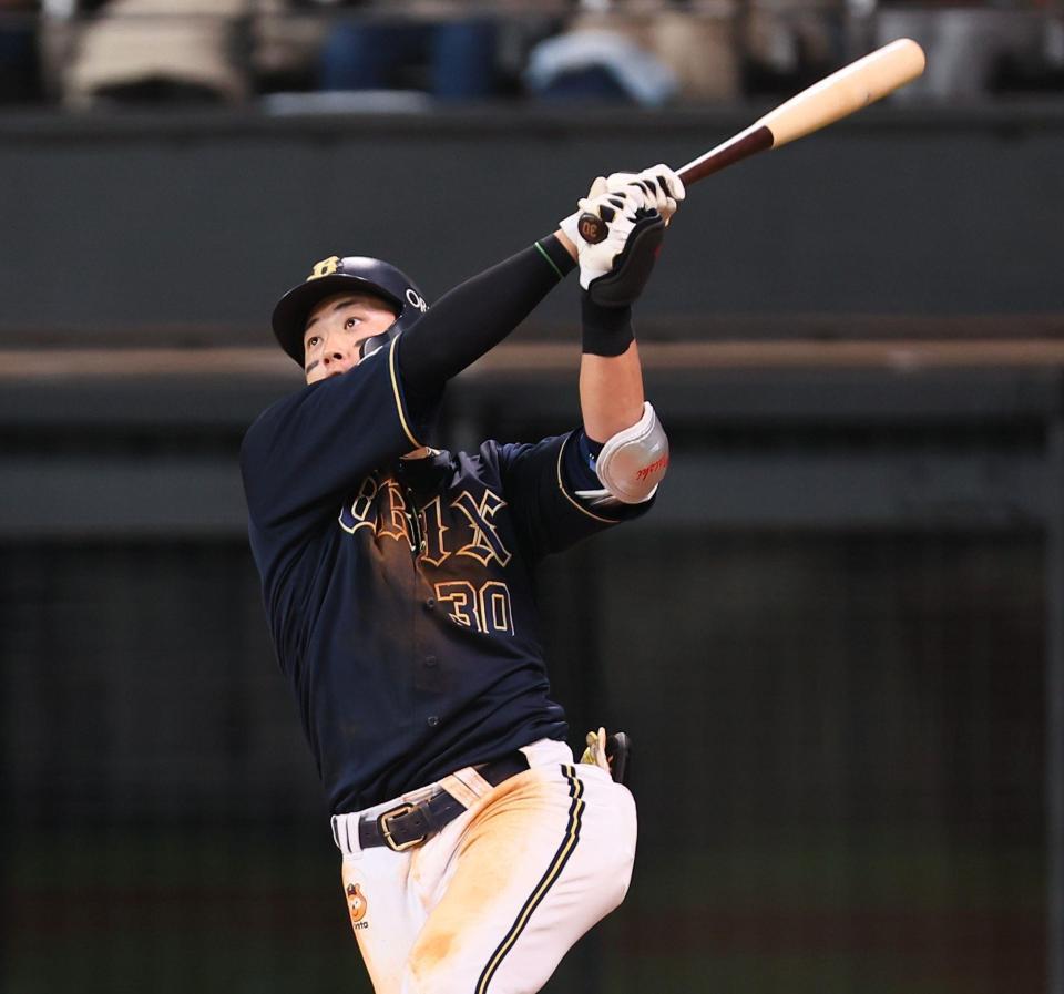 　８回、逆転満塁本塁打を放つ広岡（撮影・中島達哉）