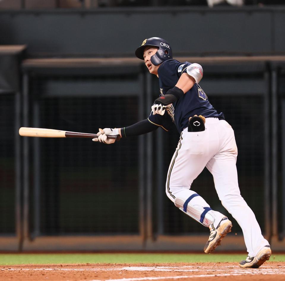 　８回、逆転満塁本塁打を放つ広岡（撮影・中島達哉）