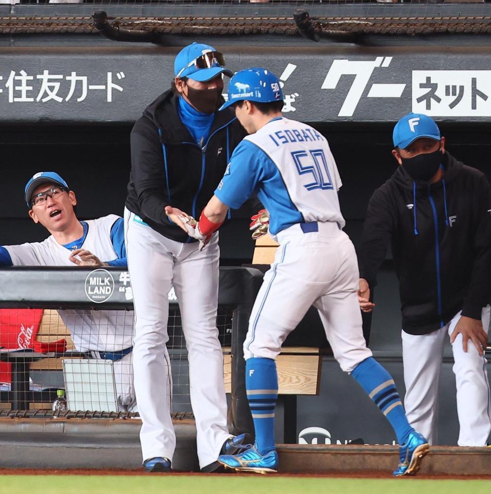 　５回、レイエスの同点打で生還した五十幡を迎える新庄監督（左から２人目）＝撮影・中島達哉