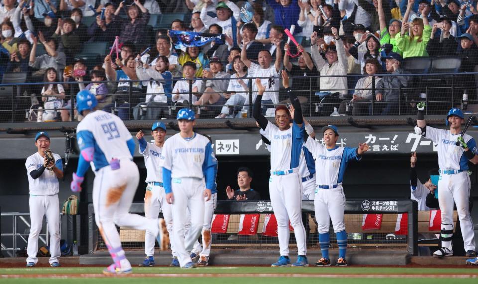 　７回、レイエス（左）が勝ち越し２ランを放ち、喜ぶ日本ハムナイン（撮影・中島達哉）