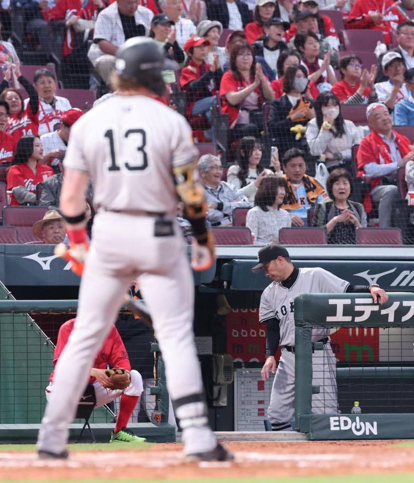 　４回、キャベッジが見逃し三振に倒れると、ベンチ裏に下がる阿部監督（撮影・市尻達拡）