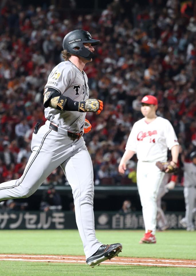 　６回、大瀬良の前に中飛に倒れるキャベッジ（撮影・市尻達拡）