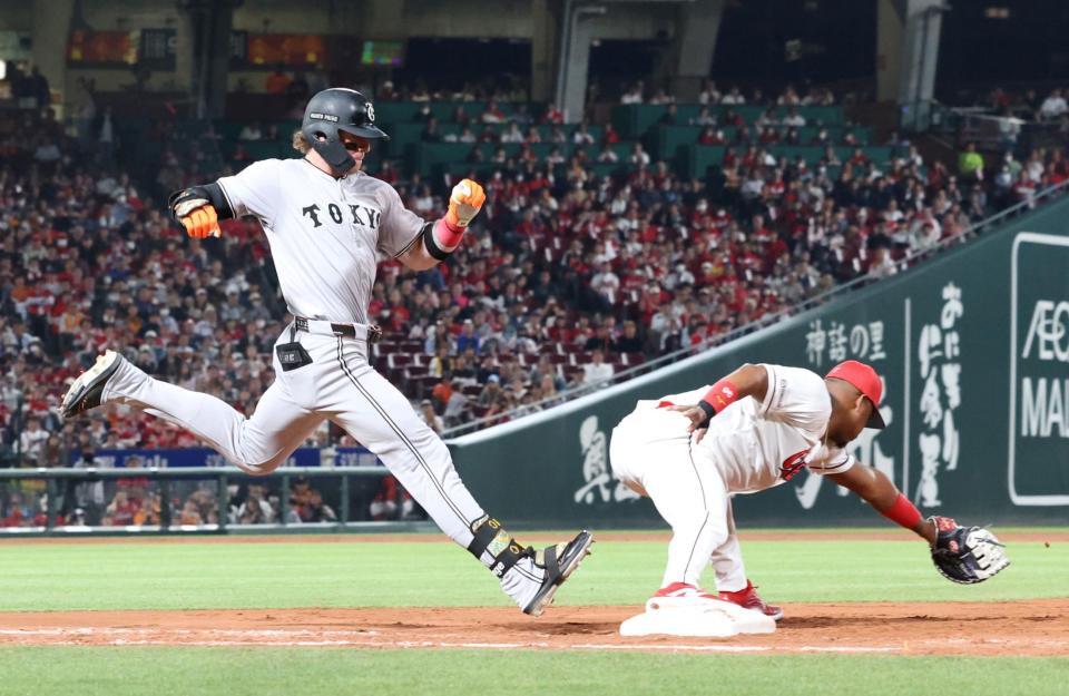 　９回、遊ゴロ併殺打に倒れるキャベッジ（撮影・市尻達拡）