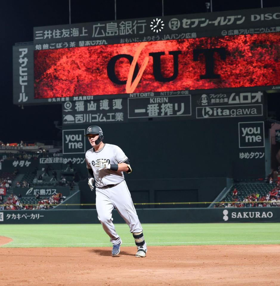 　７回、遊ゴロに倒れるリチャード（撮影・市尻達拡）