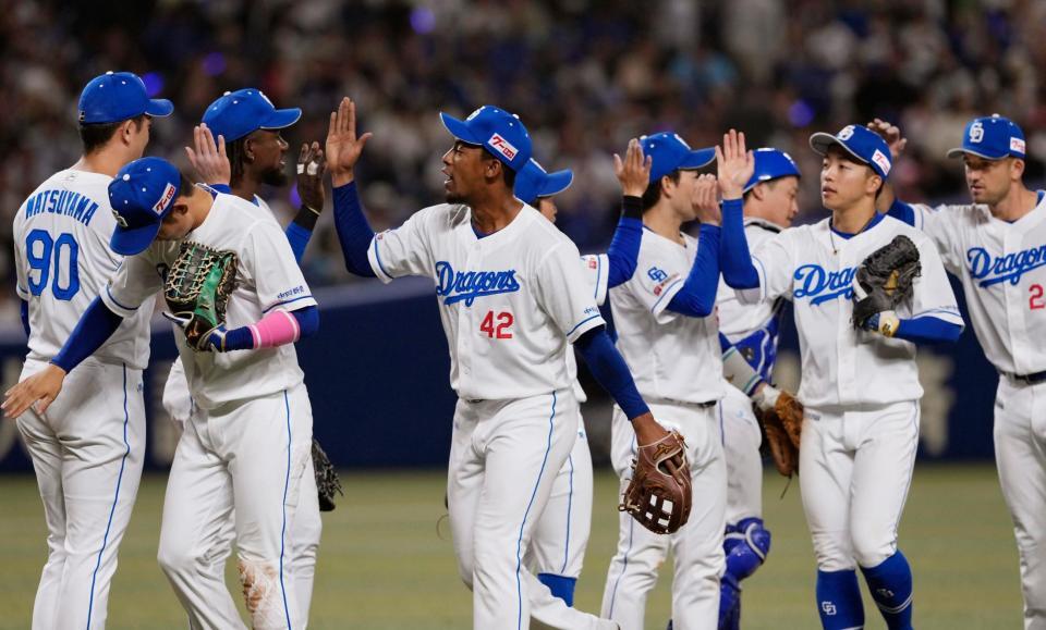 　ヤクルトに連勝し、タッチを交わすブライト（42）ら中日ナイン