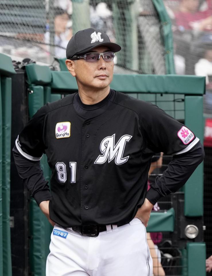 　５回、投手交代を告げた吉井監督