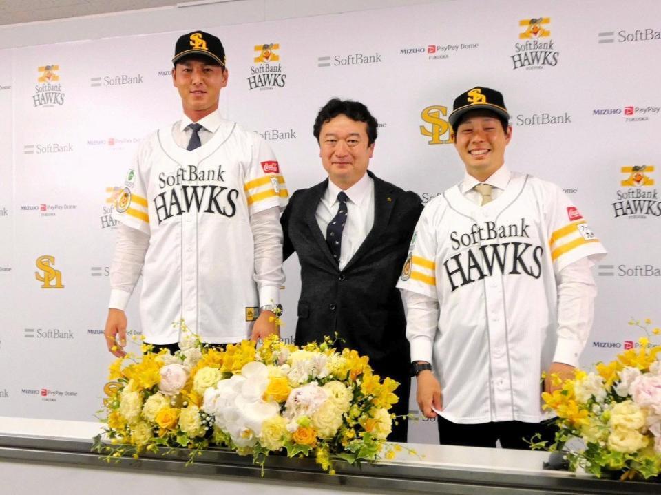 　会見に臨んだ（左から）秋広、三笠ＧＭ、大江（撮影・田尻耕太郎）