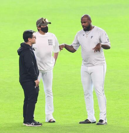 　試合前、新庄監督（中央）と言葉を交わすレイエス（右）＝撮影・中島達哉