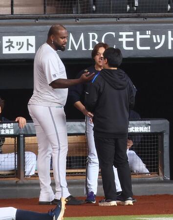 　試合前、宮城（奥）と話をするレイエス（左）＝撮影・中島達哉