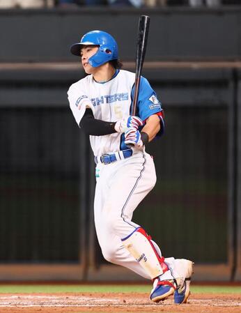 　７回、左前打を放つ野村＝１４日