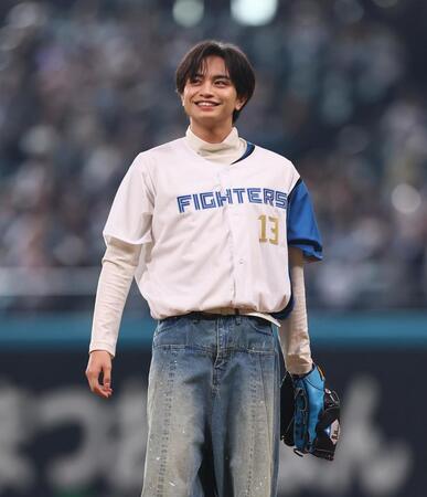 　ファーストピッチセレモニーに登場し、笑顔を見せる中島健人（撮影・中島達哉）