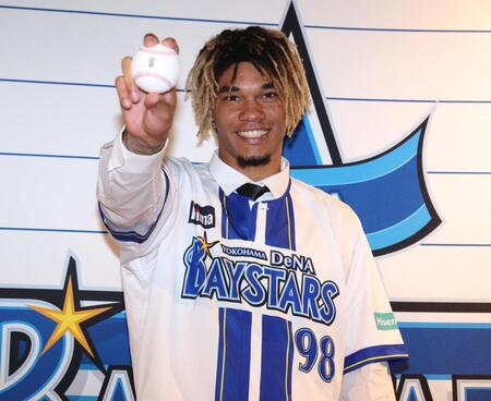 　支配下登録され笑顔のマルセリーノ（撮影・金田祐二）