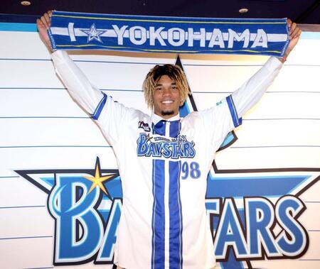 　支配下登録され笑顔のマルセリーノ（撮影・金田祐二）