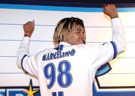 　支配下登録され笑顔のマルセリーノ（撮影・金田祐二）