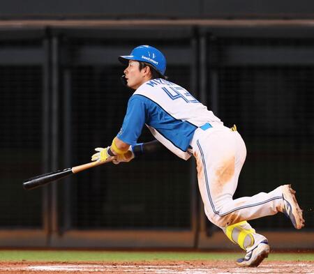 　８回、２点適時二塁打を放つ水野（撮影・中島達哉）