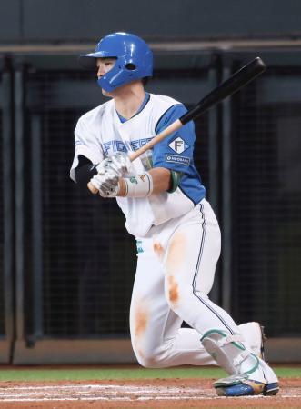 　７回日本ハム１死満塁、郡司が左前に先制の２点打を放つ＝エスコンフィールド