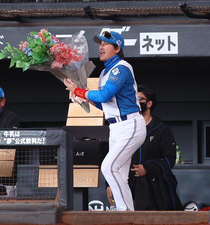 【写真】日本ハム・新庄監督　花束贈呈で宮西に直接送った言葉とは