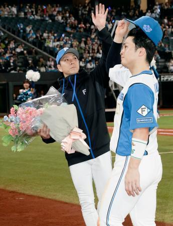 　ファンの声援に応える日本ハム・宮西。連続救援登板のプロ野球記録を塗り替えた。手前は郡司＝エスコンフィールド