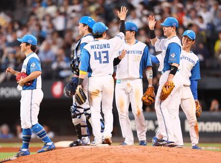 　オリックスに勝ち越しし、タッチを交わす日本ハムナイン（撮影・中島達哉）