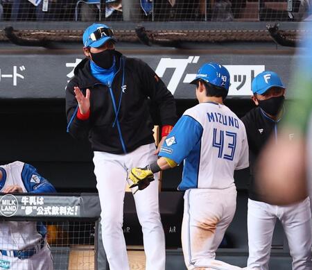 　７回、郡司の先制打で生還した二走・水野（右から２人目）を迎える新庄監督（撮影・中島達哉）